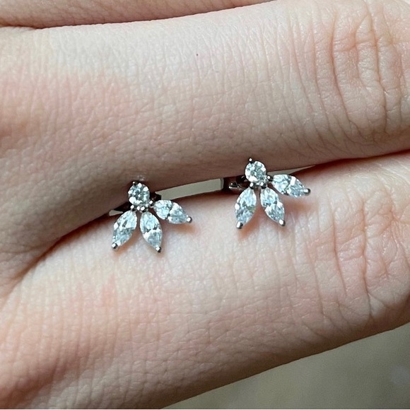10k lotus earring - Picture 1 of 2